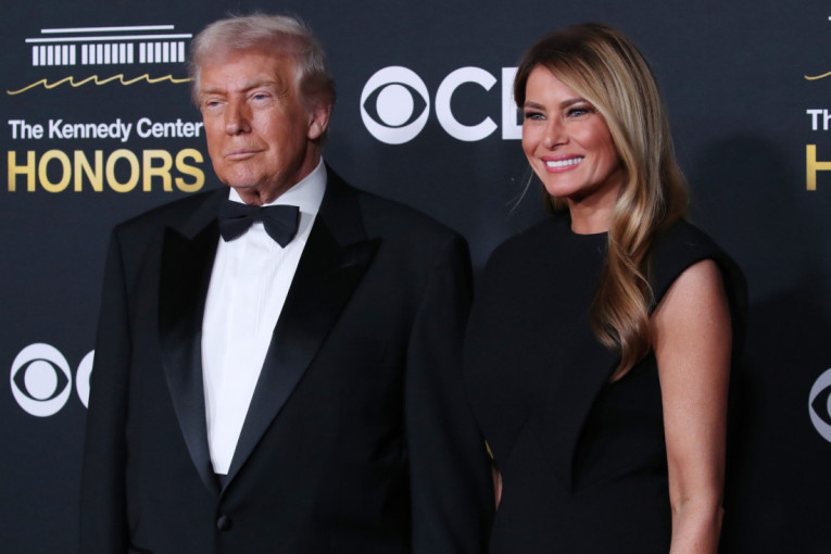 Krzno i saten su njena dobitna kombinacija: Loti Mos se pojavila bez svog zaštitnog znaka (FOTO)