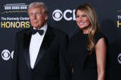 Održala modnu lekciju: Melanija Tramp je privukla svu pažnju elegantnom Živanši haljinom (FOTO)