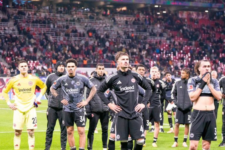 Bizarna situacija u Ajntrahtu: Doktor dobio otkaz jer je lečio protivnika!