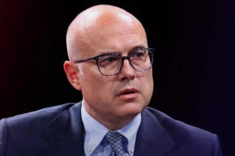 Student-blinker u 40! Veterinarski tehničar na narodnoj grbači, poznat po cepanju plakata i muljanju nafte (VIDEO)