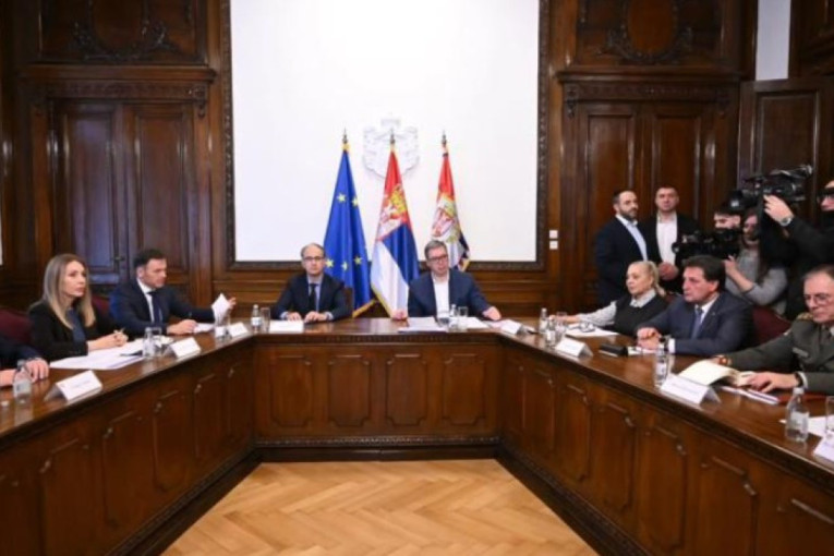 Vučić posle sastanka: "Razmotrili smo više scenarija za zaštitu interesa zemlje - dobio sam detaljan izveštaj o rezervama