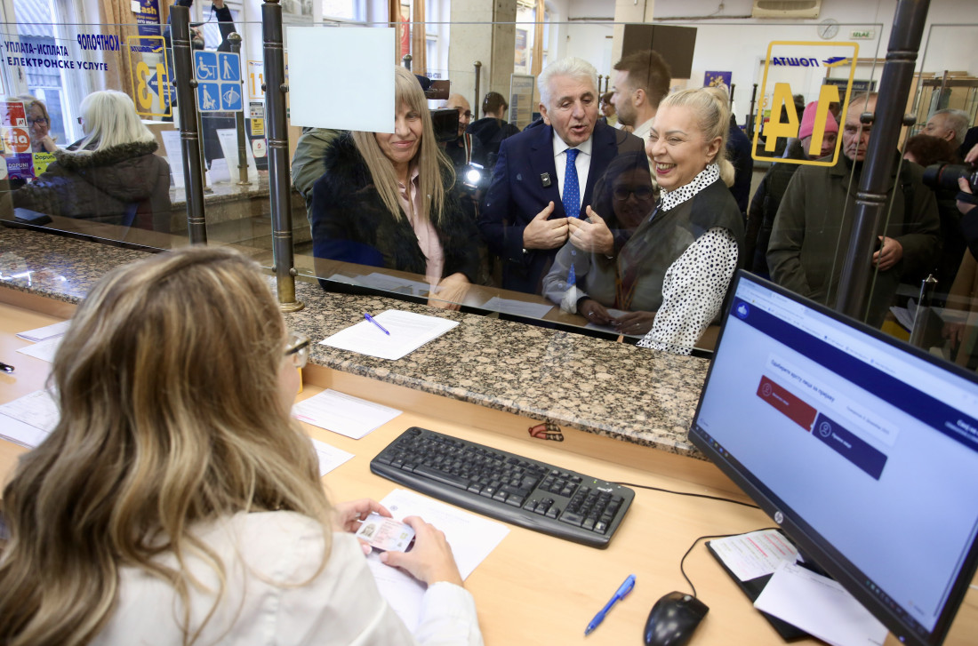 Naslovne strane dnevnih novina: Prelistavanje štampe za 10. decembar 2025. godine