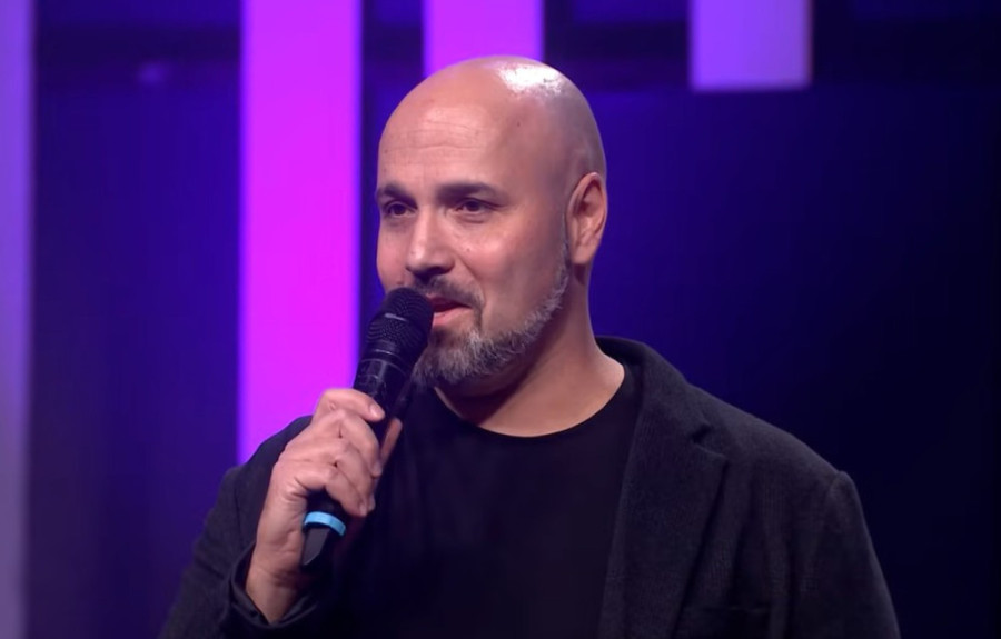 Pevaču u borbi za život značajno oštećen slušni živac: Sad čita sa usana, ali kida kako peva!