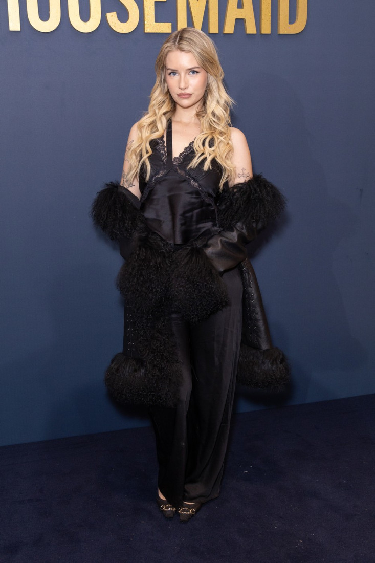 Krzno i saten su njena dobitna kombinacija: Loti Mos se pojavila bez svog zaštitnog znaka (FOTO)