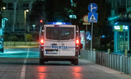 Filmska pljačka u Budvi: Maskirani i naoružani upali u market i odneli 320.000 evra