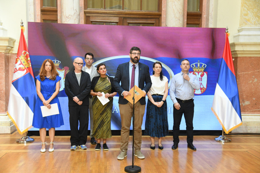Drama u Kragujevcu! Osumnjičen uhapšen sa sekirom, nožem i pištoljem kod dva okupljanja građana (FOTO/VIDEO)