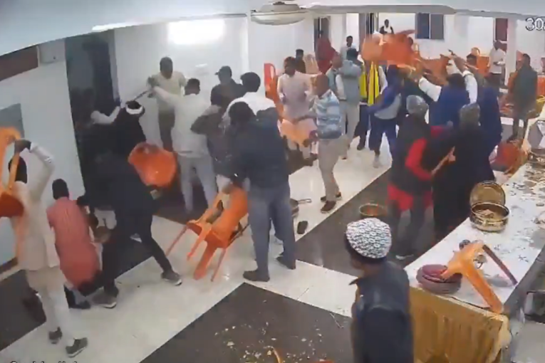 Potpuni haos na svadbi, letele stolice, porodice zaratile: Jedni tvrde zbog miraza, drugi jer je nestalo popularnog slatkiša (VIDEO)