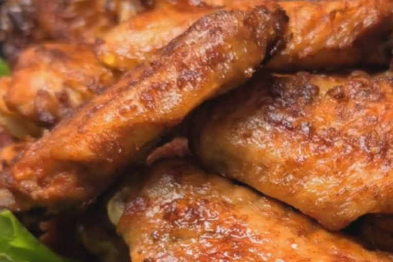 Recept dana: Pikantna pileća krilca koja mame mirisom i lepe se za prste