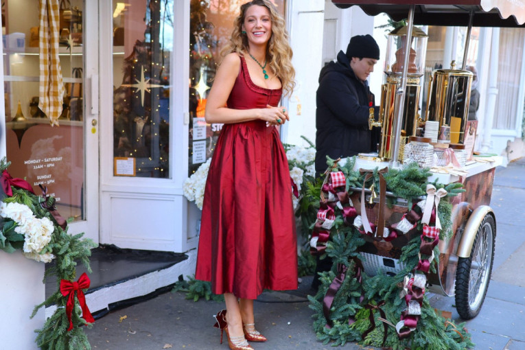 Da li je ovo najbolja osvetnička haljina ikada? Ana Ivanović u nikad kraćoj haljini pozira pored jelke (FOTO)