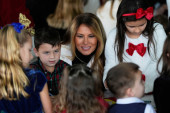 Melanija čitala deci božićnu priču, internet pomahnitao zbog njenog izgovora engleskog: Da je pričala na ulici, pritvorili bi je (VIDEO)