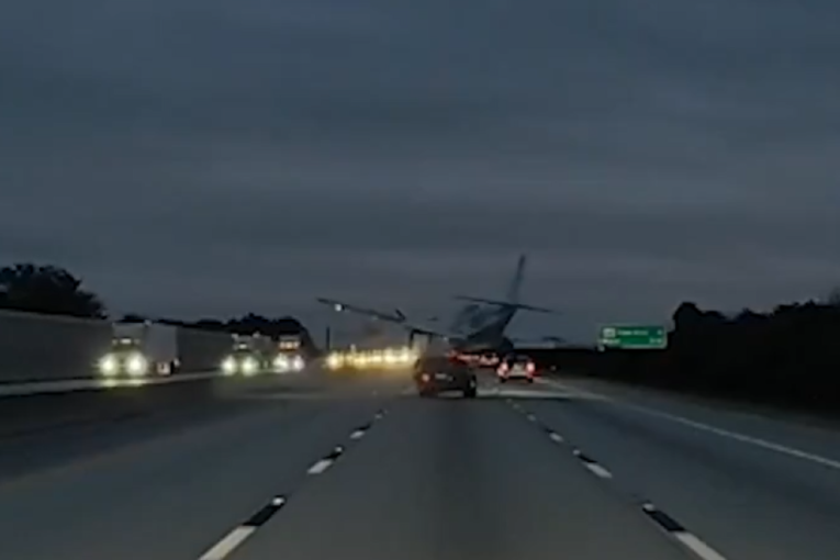 Dramatični snimak: Avion sleteo na auto-put, pravo na krov automobila (VIDEO)