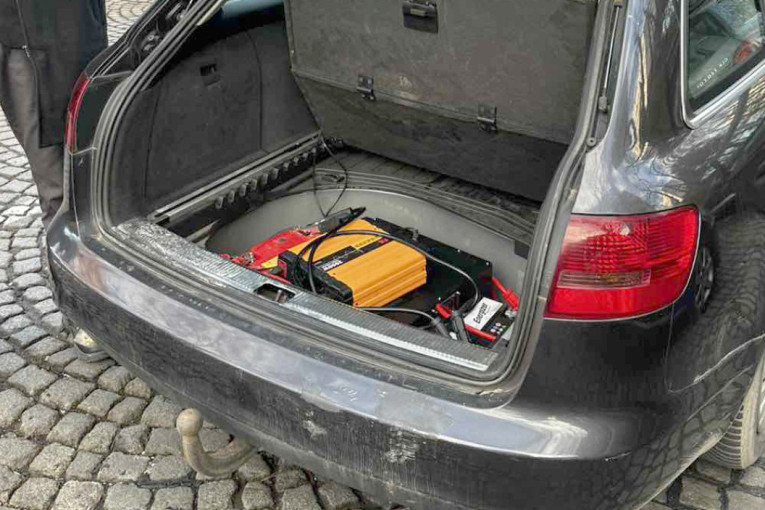 Tužiteljki spalili automobil! Hapšenja u Subotici, među vandalima i dečaci