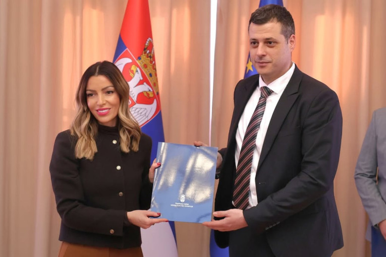 Subvencije za med! Ministarka uručila državnu pomoć (FOTO)