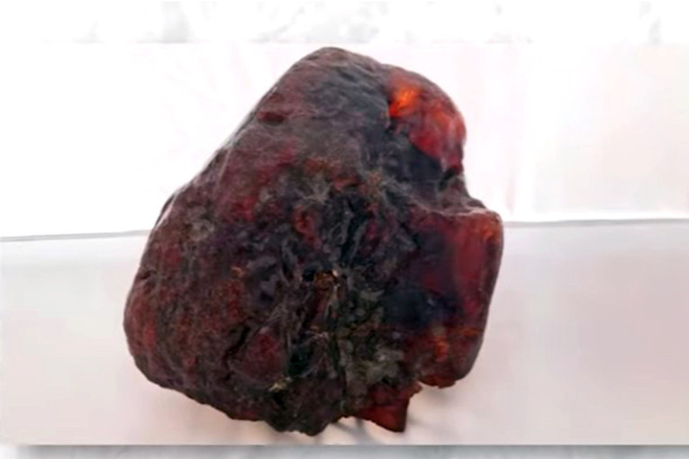 Žena koristila kamen, koji vredi više od milion dolara, kao držač za vrata: Porodica ostala u šoku kad je shvatila