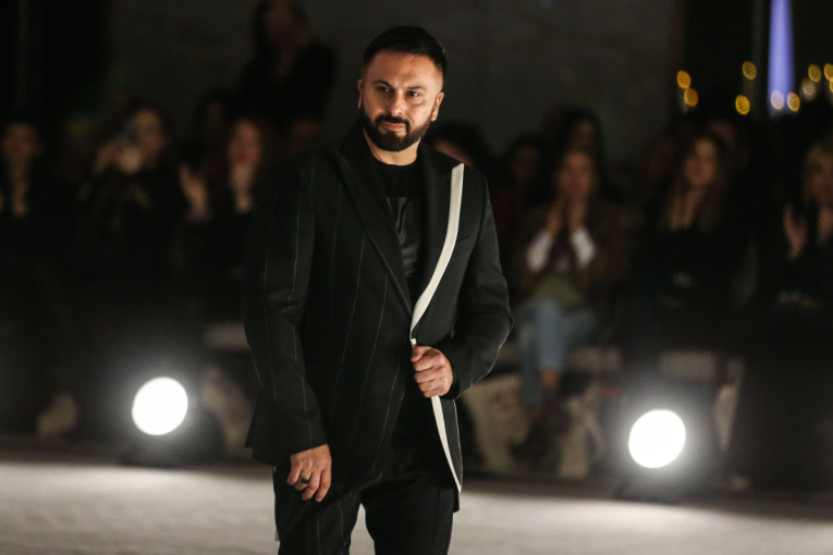 Ne skida osmeh sa lica: Kejt Hadson se pojavila u šik kariranom desenu sa luksuznom Valentino torbom (FOTO)