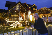 Kad strast stvara magiju: Valentin (16) napravio kilometar dugu instalaciju, a jedan Nemac već dve decenije pali 45.000 lampica (FOTO)