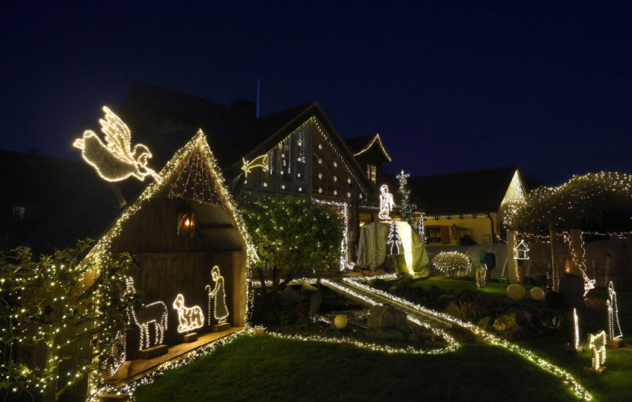 Kad strast stvara magiju: Valentin (16) napravio kilometar dugu instalaciju, a jedan Nemac već dve decenije pali 45.000 lampica (FOTO)