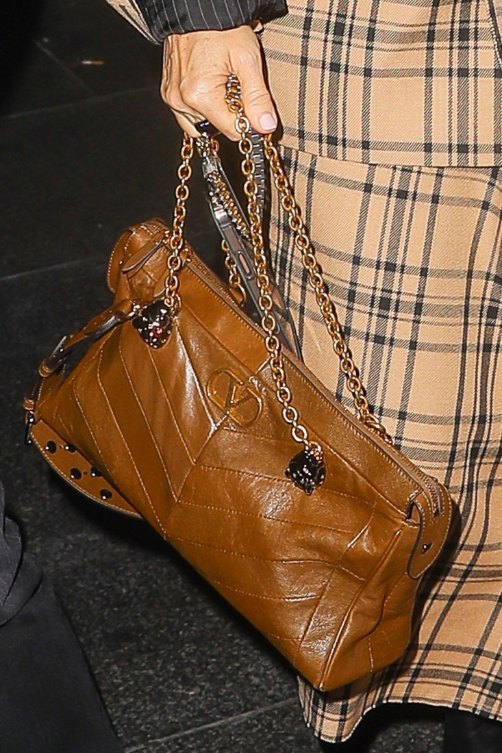 Ne skida osmeh sa lica: Kejt Hadson se pojavila u šik kariranom desenu sa luksuznom Valentino torbom (FOTO)