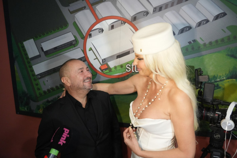 Koliko je Karleuša viša od Đanija? Folker je gleda iz žablje perspektive, poljubio je u grudi! (FOTO)