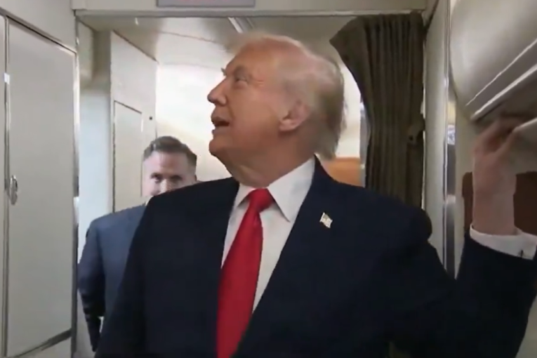 Svi u predsedničkom avionu prasnuli u smeh: Vrata toaleta se otvorila tokom konferencije, Trampova reakcija se prepričava (VIDEO)