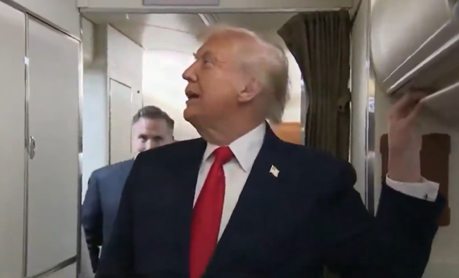 Drama na nebu koja ledi krv u žilama: Padobran se slučajno otvorio, čovek ostao da visi na repu aviona (VIDEO)