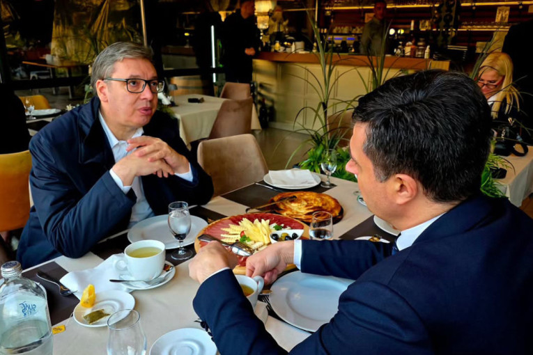 Vučić probao čuveni burek, odmah sve snimio i objavio: Čovek se iz Niša uvek vrati sa par kilograma viška! (VIDEO)