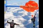 Drama na nebu koja ledi krv u žilama: Padobran se slučajno otvorio, čovek ostao da visi na repu aviona (VIDEO)