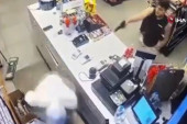 (UZNEMIRUJUĆI VIDEO) Snimak ubistva na pumpi šokirao javnost: Sukob izbio zbog devojke