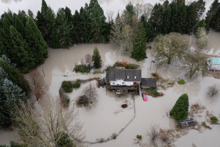 Britanci pod žutom uzbunom: Spremaju se za potop, kiša obara rekorde