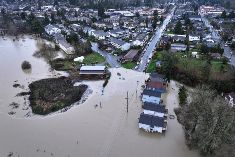 Vanredno stanje u Vašingtonu! Poplave uspaničile građane, evakuiše se 100.000 ljudi (VIDEO/FOTO)