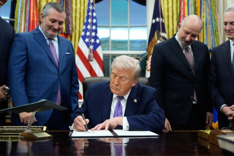 Tramp izazvao buru u Americi! Potpisao izvršnu naredbu o veštačkoj inteligenciji, kompanije slave, protivnici besni