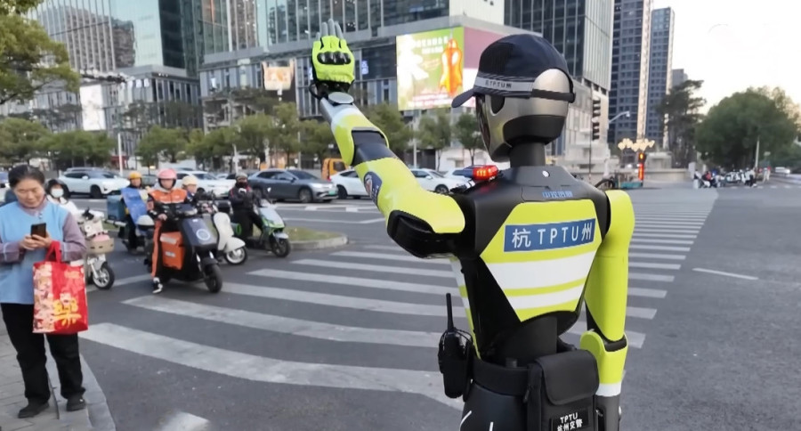 Kina predstavila prvog robota policajca: Humanoid koji upravlja saobraćajem bez pauze (VIDEO)