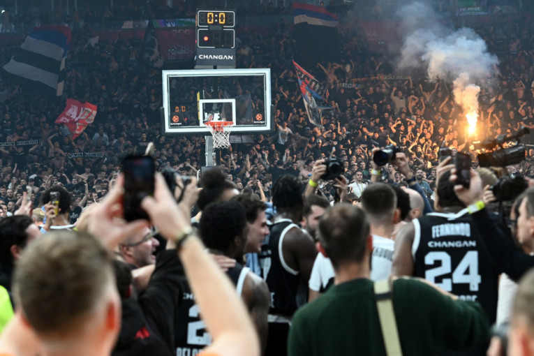 Kari, da li si ozbiljan??? Kakve godine, kakva povreda... Pogledajte Stefov koš "sa parkinga" (VIDEO)