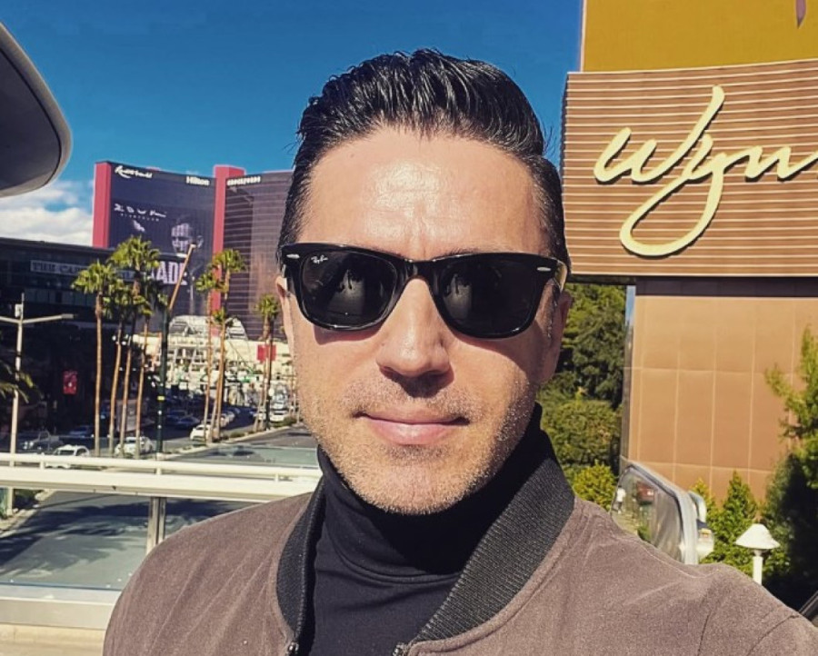 Zvezda Netfliksa u Srbiji! Zgodni Arapin zaludeo sve, a evo zašto je Mister Bling  došao: Oduševljen ovom statuom!