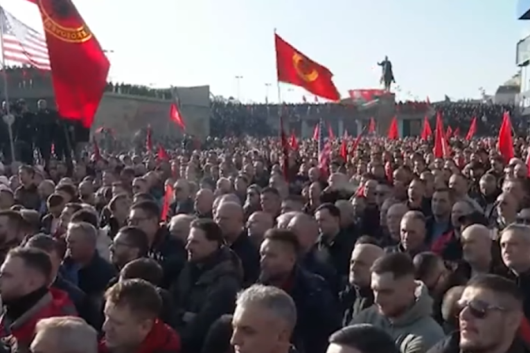 Skandal u Skoplju! Teroristi iz OVK marširaju ulicama i traže slobodu za ubice Srba (FOTO)