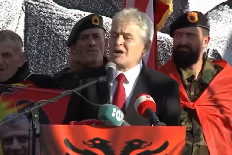 Haos u Prištini posle presude bivšim vođama OVK: Kamenjem na zgradu Vlade, polomljeni prozori... (VIDEO)