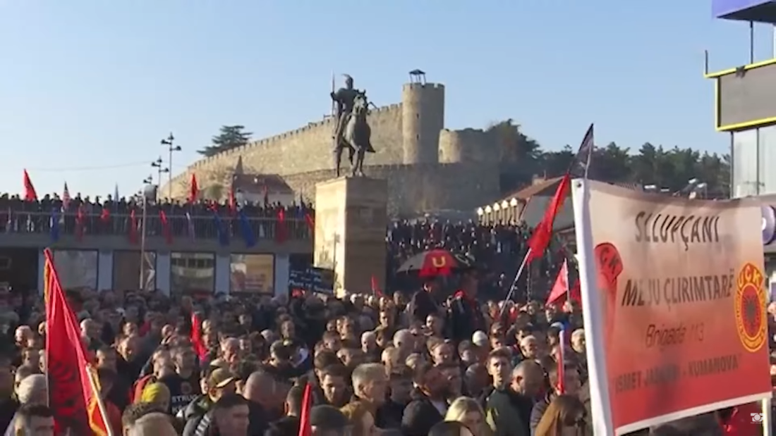 Skandal u Skoplju! Teroristi iz OVK marširaju ulicama i traže slobodu za ubice Srba (FOTO)