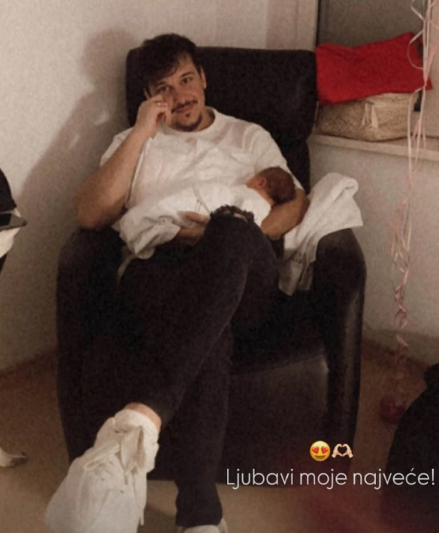 Muž Aleksandre Bursać pozira sa ćerkicom: Čvrsto je drži, a osmeh s lica ne skida (FOTO)