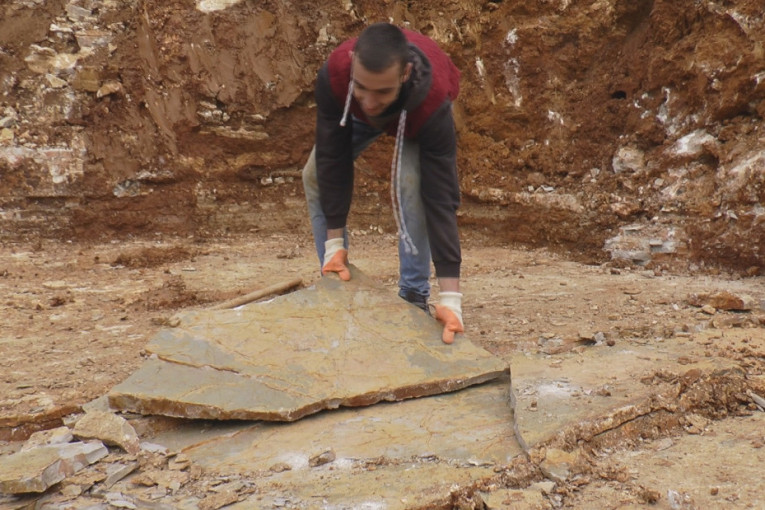 Vadi kamen iz kamenoloma pa ga obrađuje: On je Živojin Mišić i potomak srpskog vojskovođe!