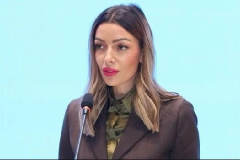 "Draga deco, želim da se radujete, da budete veseli!": Vučić uručio novogodišnje paketiće deci zaposlenih u Predsedništvu (VIDEO)