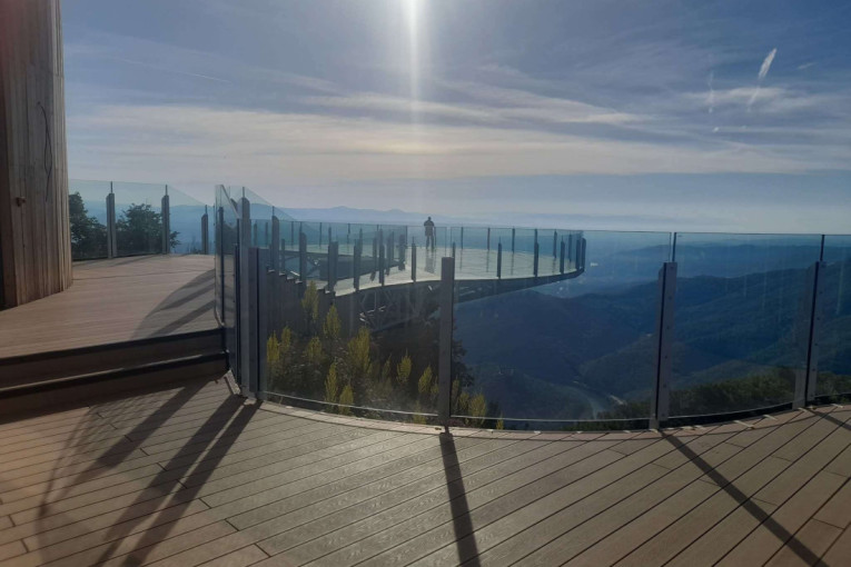 Nestvarno mesto u srcu Srbije gde planina ljubi nebo: Željno se iščekuje otvaranje staklenog čuda (FOTO)