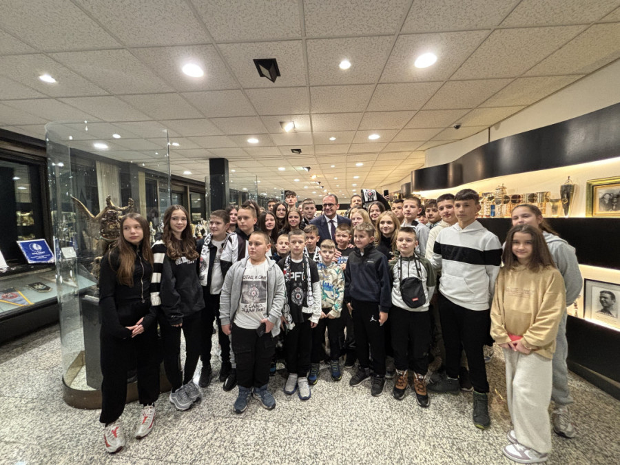 Trenutak za pamćenje: Partizan imao specijalne goste u utakmici sa Napretkom (FOTO)