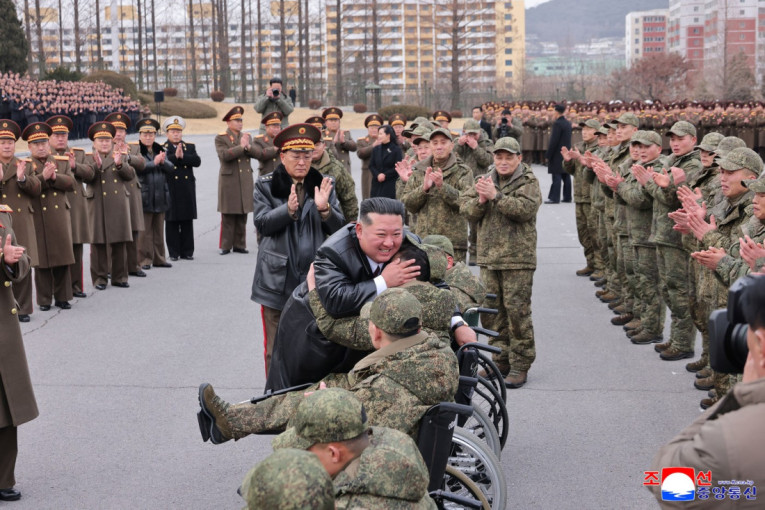 Kim Džong Un priznao da su severnokorejski vojnici čistili mine za Rusiju: Lider pred svima izgrlio ranjene vojnike (FOTO)