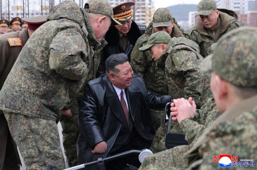 Kim Džong Un priznao da su severnokorejski vojnici čistili mine za Rusiju: Lider pred svima izgrlio ranjene vojnike (FOTO)