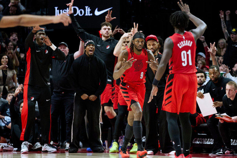 Bura u NBA: Zašto je Bruks isključen, a Džejms nije?! (VIDEO)