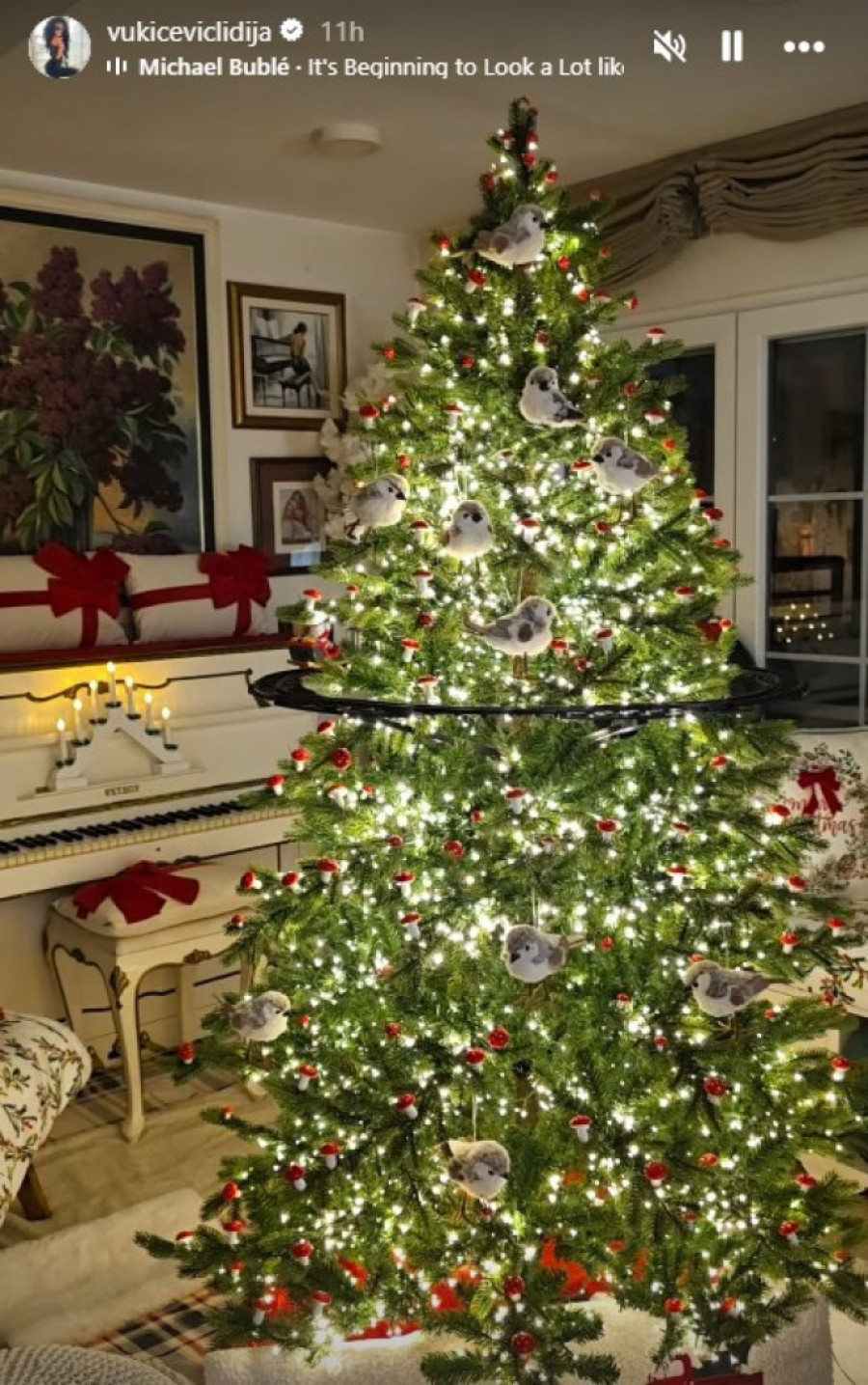 Novogodišnja bajka u domu Lidije Vukićević: Vozić oko jelke, kamin, a klavir je specijalno dekorisala (VIDEO)