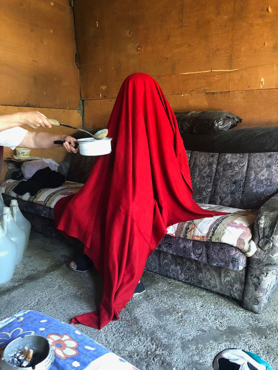 "Sećam se mraka ispod krpe"! Narod i dalje veruje u ovaj ritual koji uključuje vodu, vosak i "bajalice"!