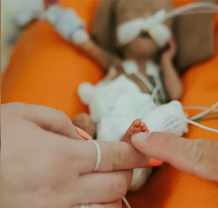 Kada se rodio, nije bio veći od očevog dlana i nije imao nikakve šanse da preživi: Rođen sa 283 grama,  danas ispisuje istoriju (FOTO)