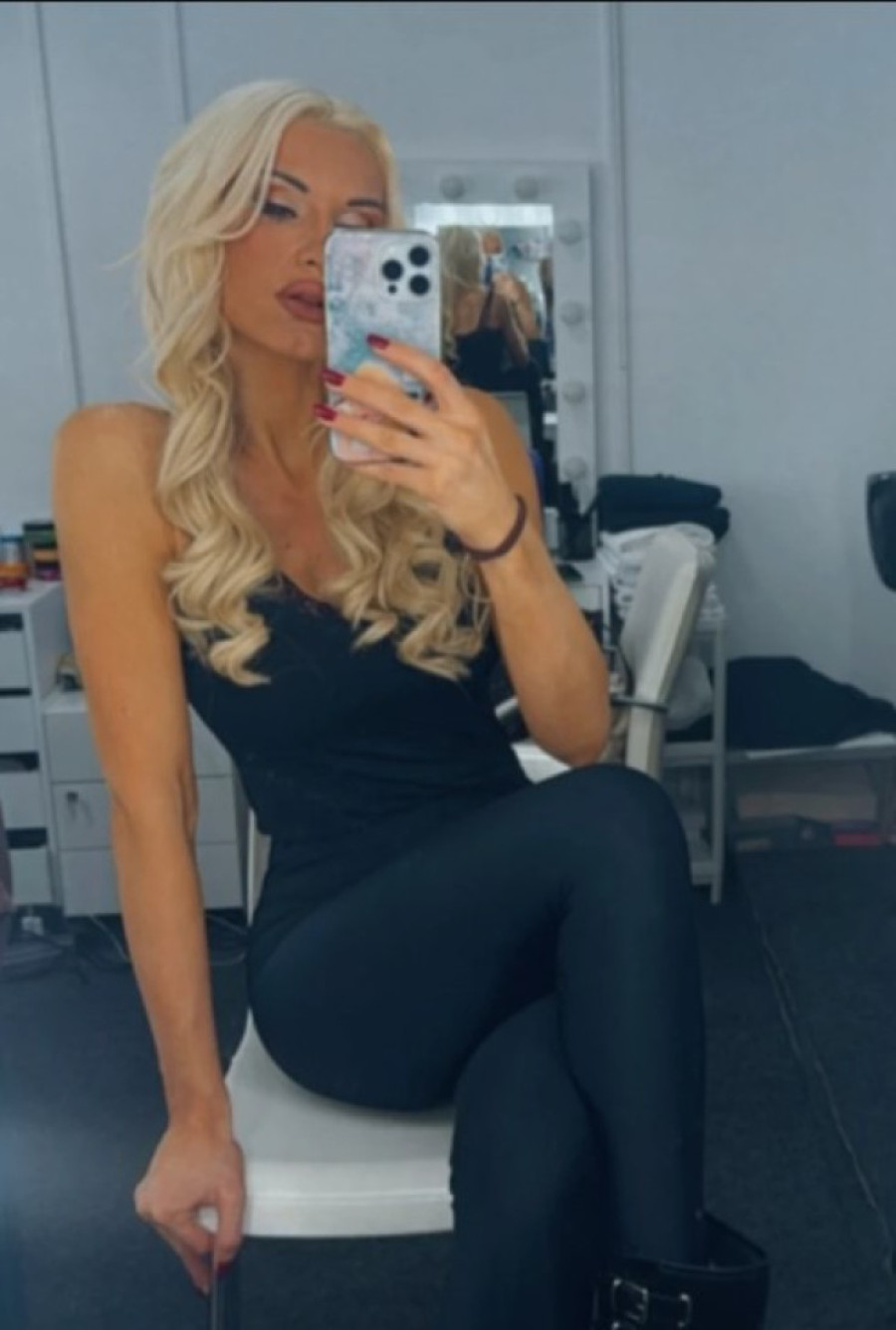 Anja Mit pokazala telo mesec dana nakon porođaja: Uvukla se u kombinezon, pa pozirala (FOTO)