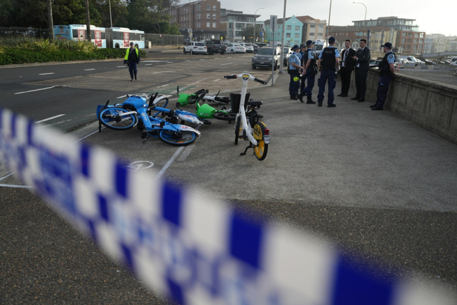 Heroji oteli pušku napadaču iz Sidneja, pa skončali u zagrljaju: Širi se snimak para koji se suprotstavio teroristi (VIDEO)